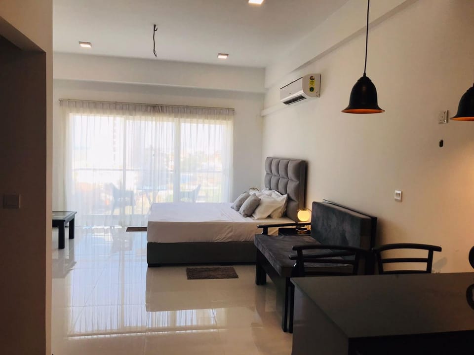 Somerset Beach front By ocean Breeze apartments, Apartment in Negombo