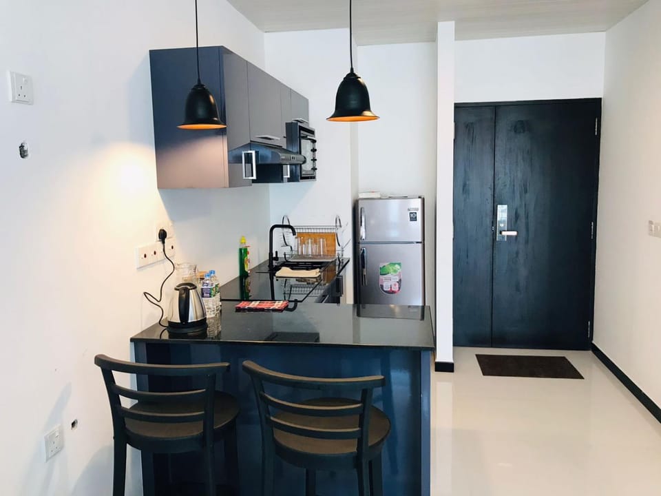 Somerset Beach front By ocean Breeze apartments, Apartment in Negombo