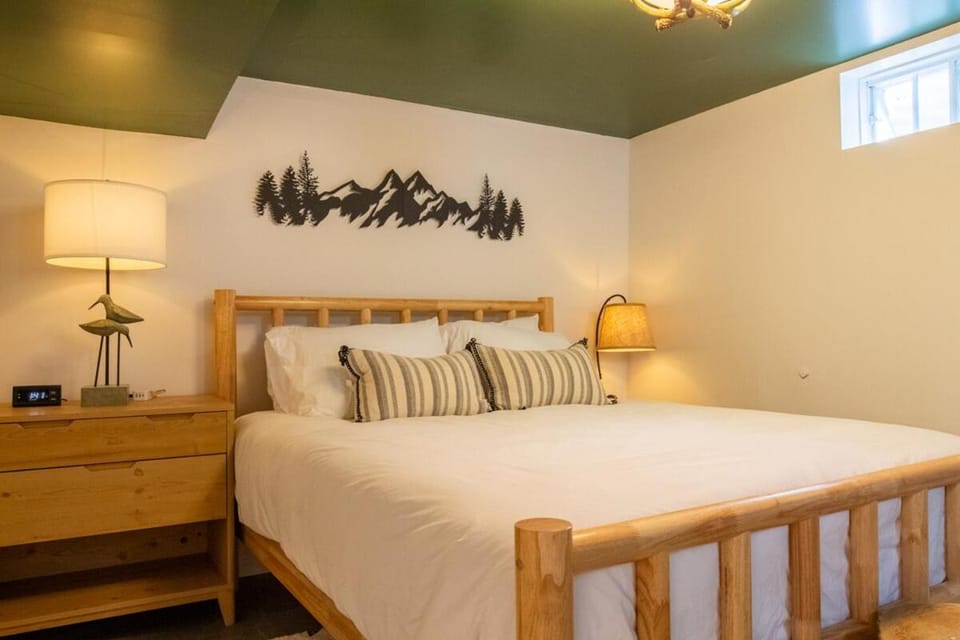 Downtown Albany, Hot Tub, Game Room, eV Charger House in Albany