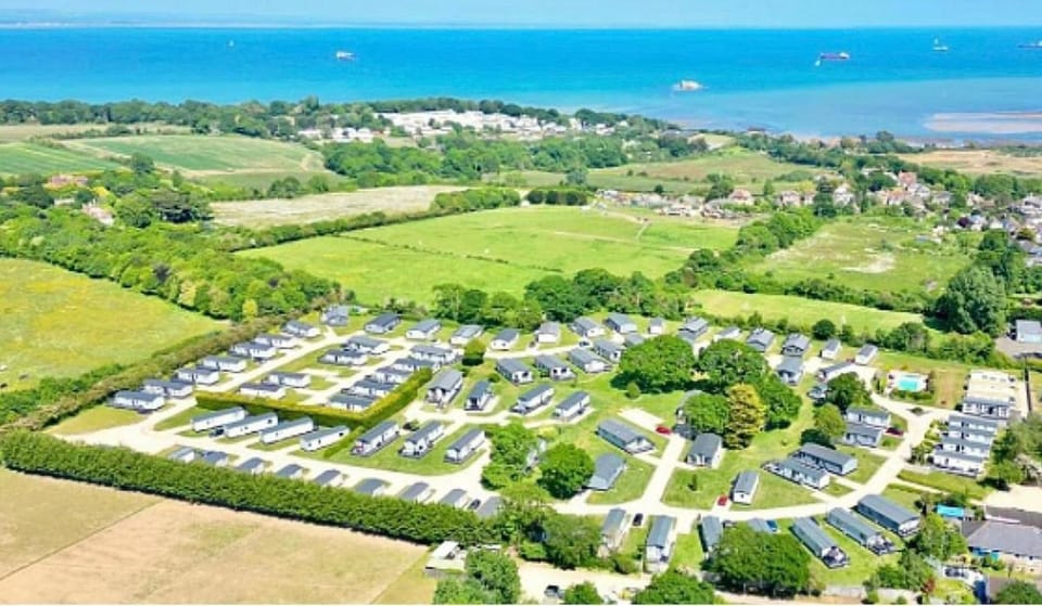 Elegant Lodge in Peaceful Holiday Resort Apartment in Brading