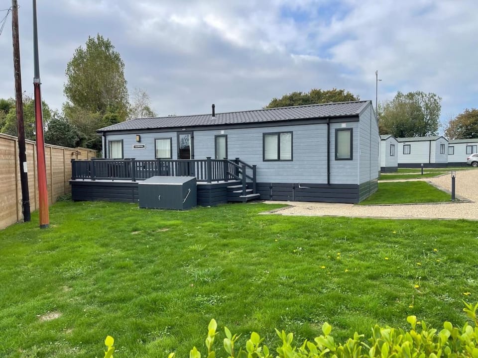 Elegant Lodge in Peaceful Holiday Resort Apartment in Brading