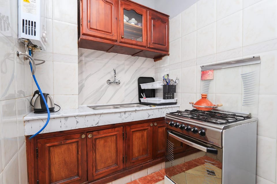 Coffee/tea facilities, Kitchen or kitchenette, oven, stove