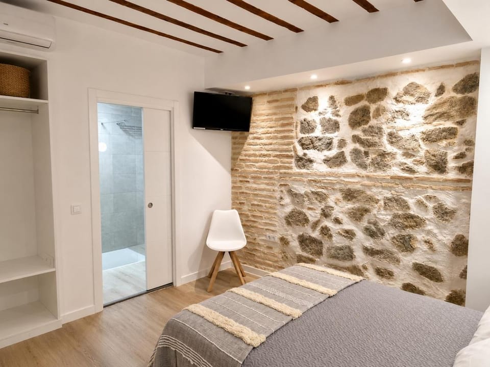 Bed, TV and multimedia, air conditioner