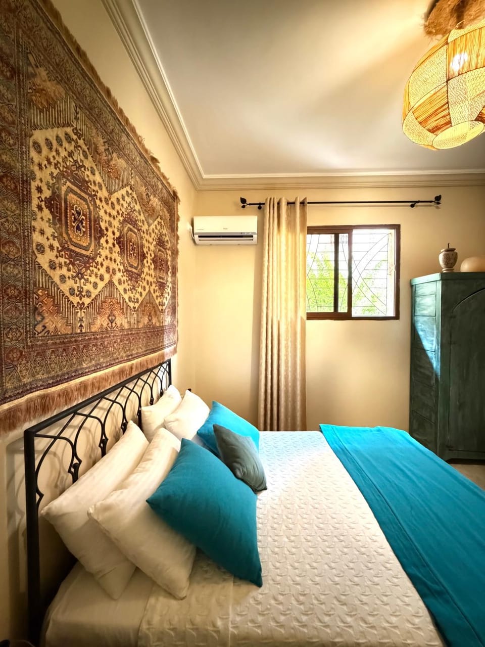 Bed, Photo of the whole room, Bedroom, wardrobe, air conditioner