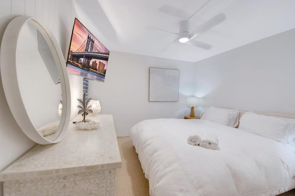 Bed, TV and multimedia, Photo of the whole room, Bedroom, towels