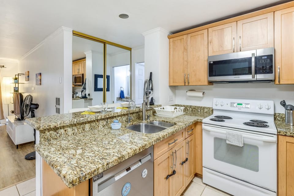 1 Mi to PB Boardwalk: Condo w/ Community Perks House in Pacific Beach