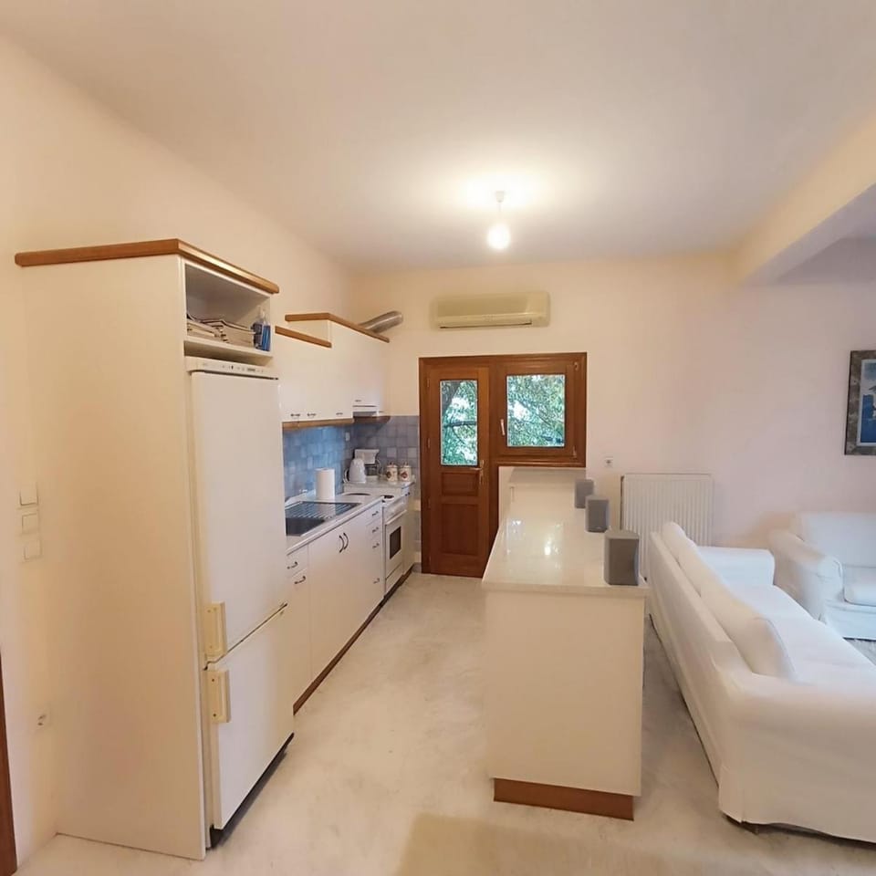 Kitchen or kitchenette, air conditioner