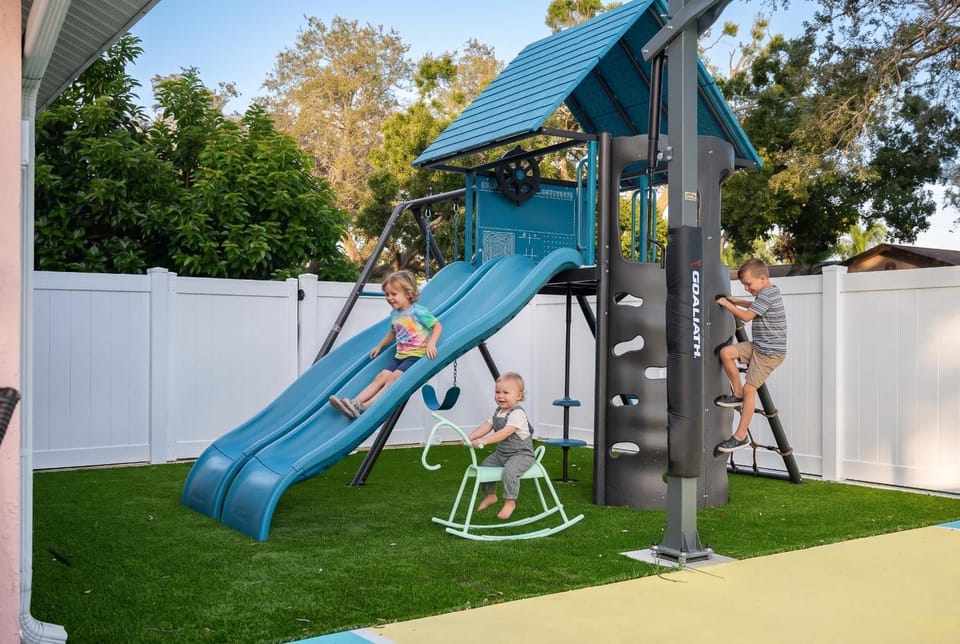 Family villa w pool cornhole & putting green House in Seminole