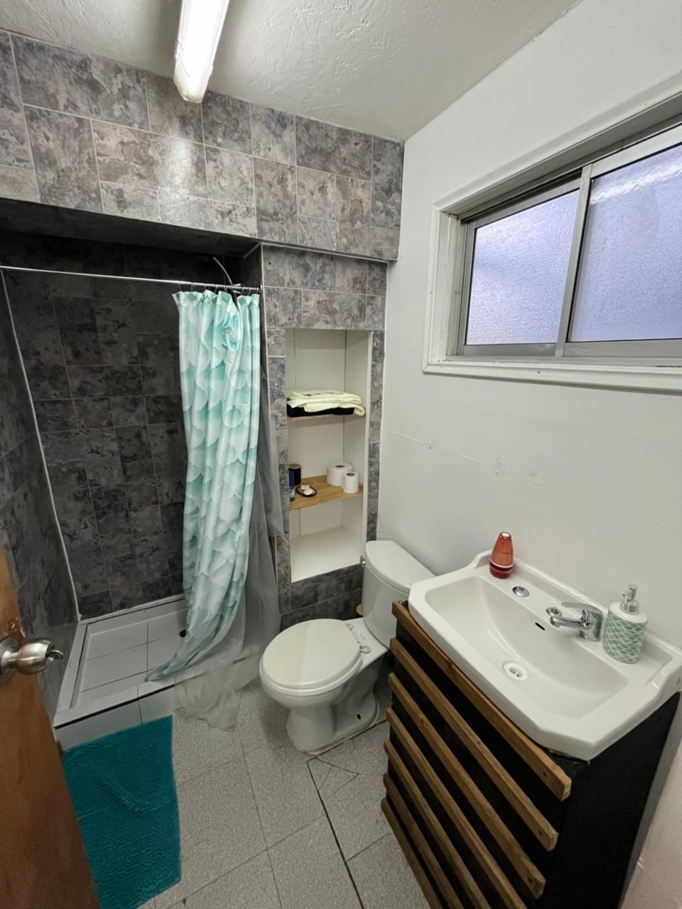 Shower, Toilet, Bathroom, Bath, towels