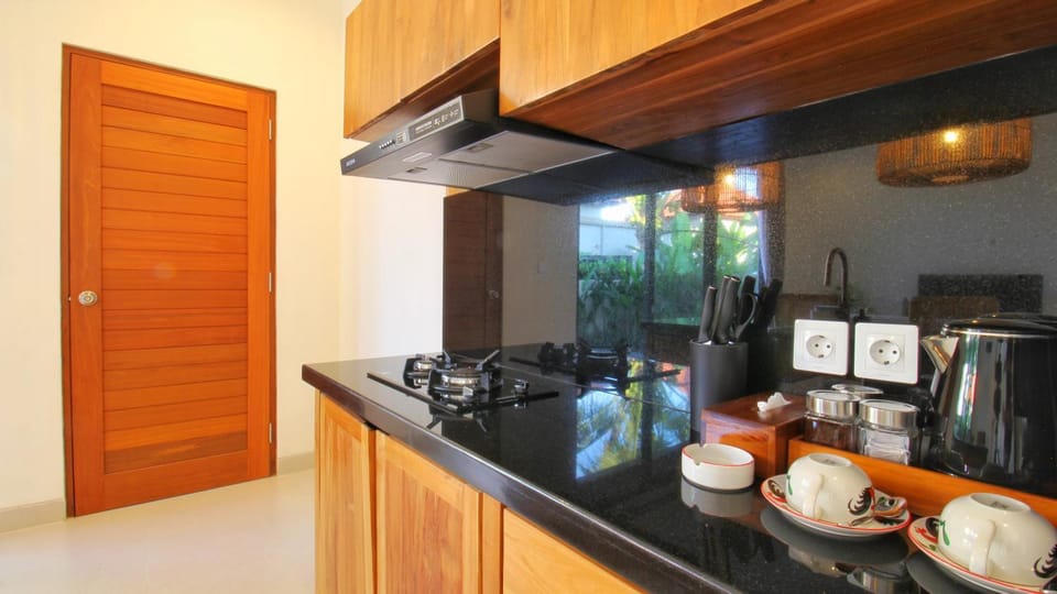 Coffee/tea facilities, Kitchen or kitchenette, stove