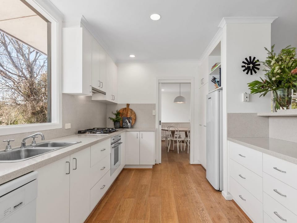 Kitchen or kitchenette, dishwasher, stove