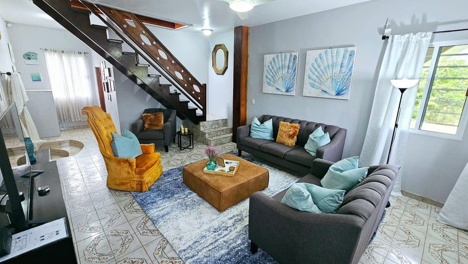 Rusty Blue Belize compound sleeps up to 22, bedrooms with AC, WiFi, Parking & hot baths House in Belize District