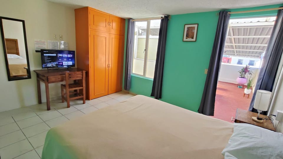 Bed, TV and multimedia, Photo of the whole room, Bedroom