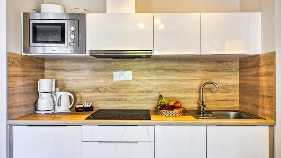 Coffee/tea facilities, Kitchen or kitchenette, oven, stove, toaster