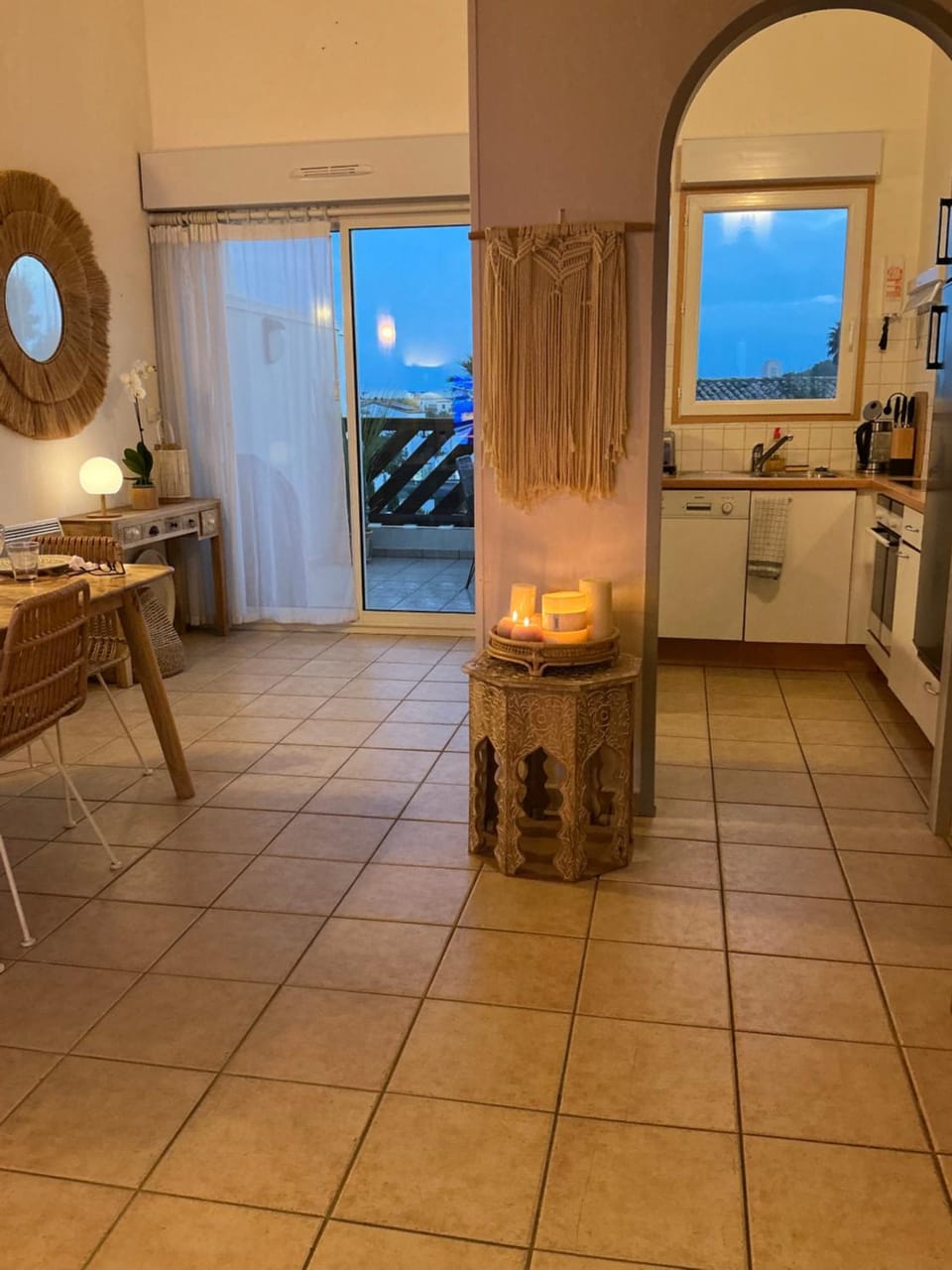 Kitchen or kitchenette, Dining area
