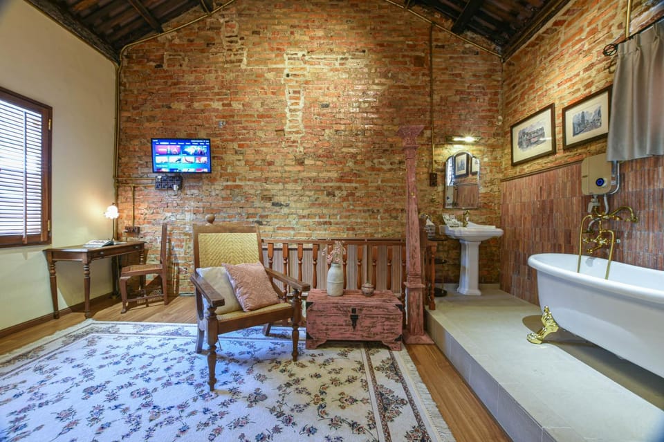 Toilet, Bathroom, Decorative detail, Seating area, Bath
