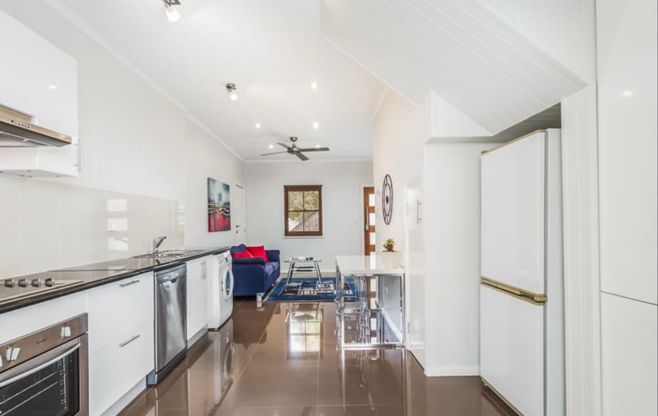 Kitchen or kitchenette, dishwasher, oven