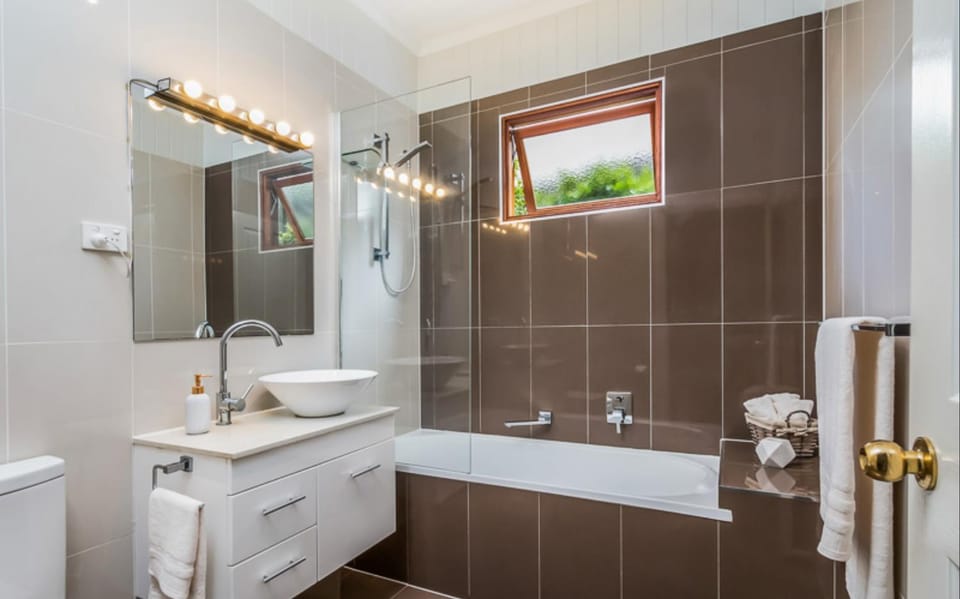 Shower, Toilet, Bathroom, Bath, towels