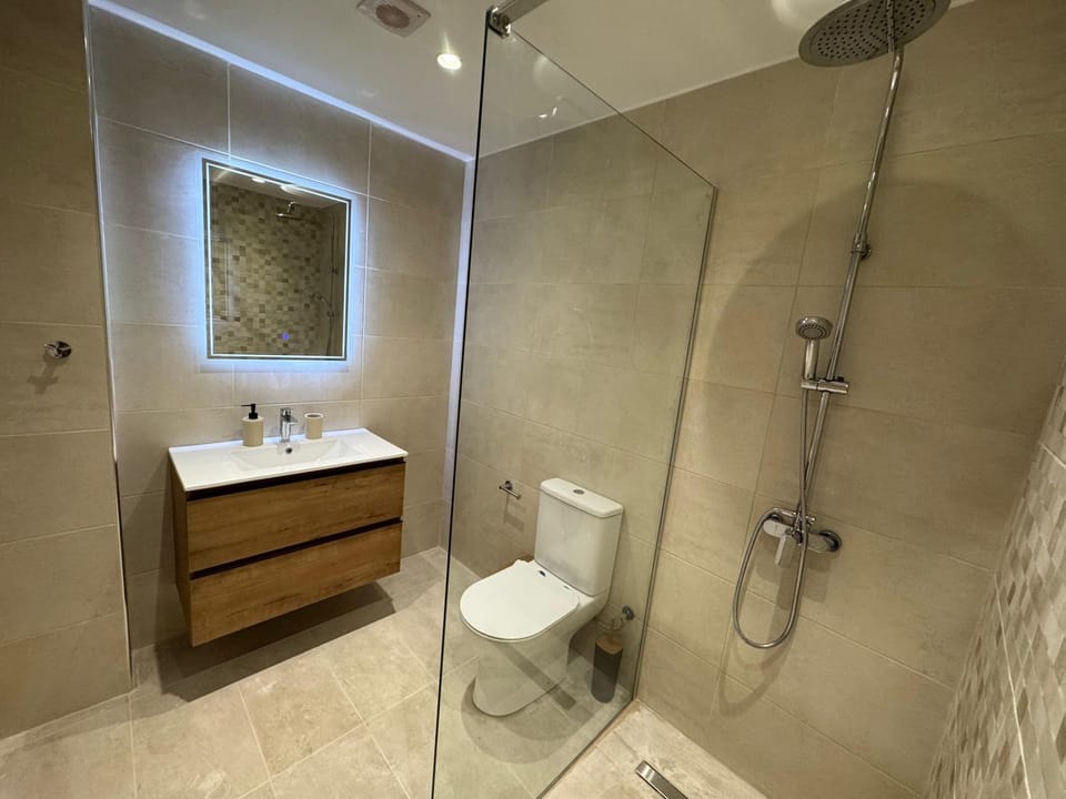 Shower, Toilet, Bathroom, towels