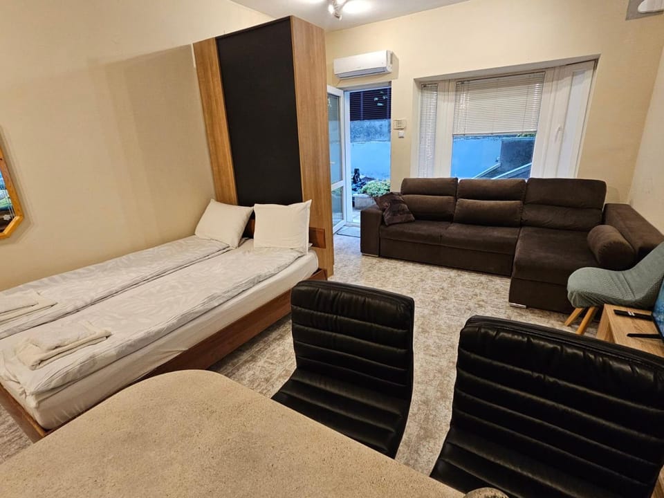 Bed, TV and multimedia, Photo of the whole room, Seating area, Bedroom