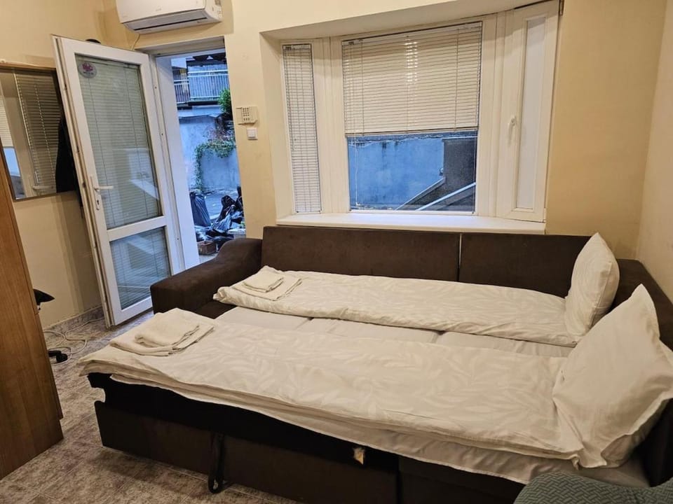 Bed, Living room, towels