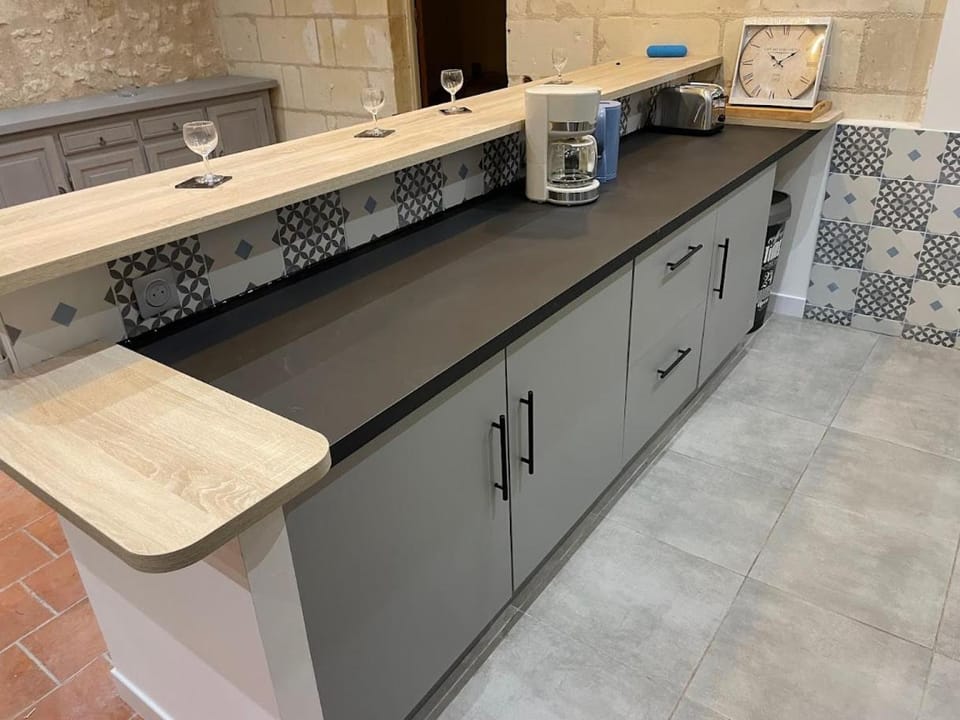 Kitchen or kitchenette, dishwasher, stove
