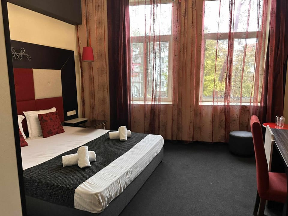 Bed, Photo of the whole room, Bedroom, towels