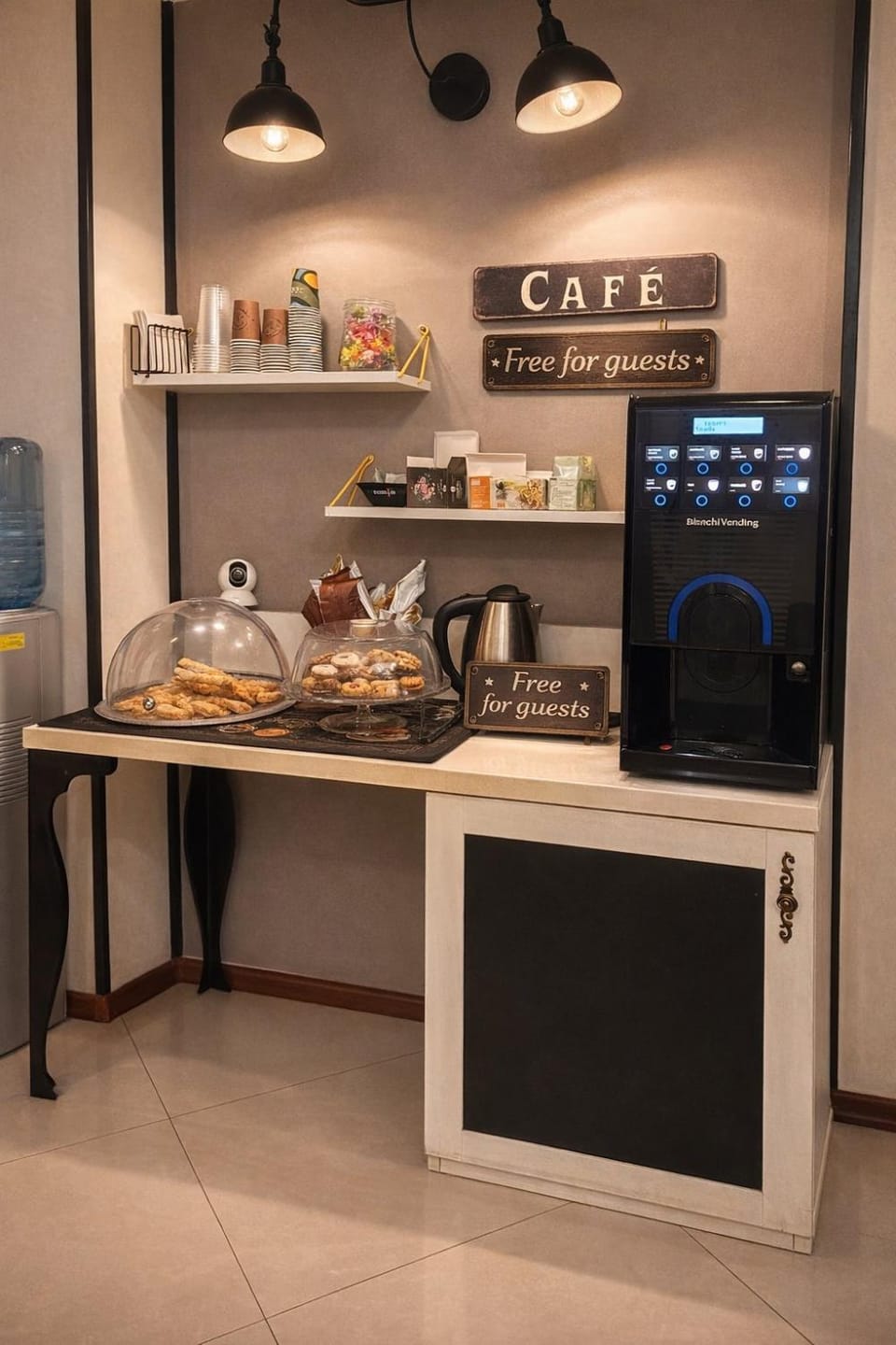 Coffee/tea facilities, Food and drinks, Food