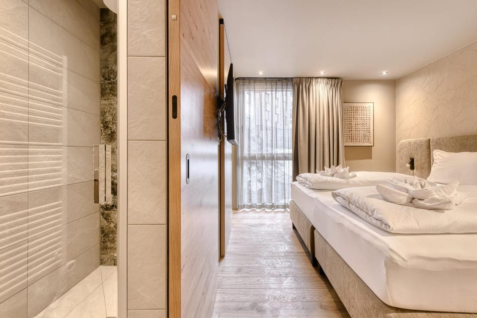 Shower, Bed, Bathroom, Photo of the whole room, Bedroom