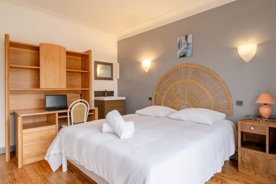 Bed, Photo of the whole room, Seating area, Bedroom, towels