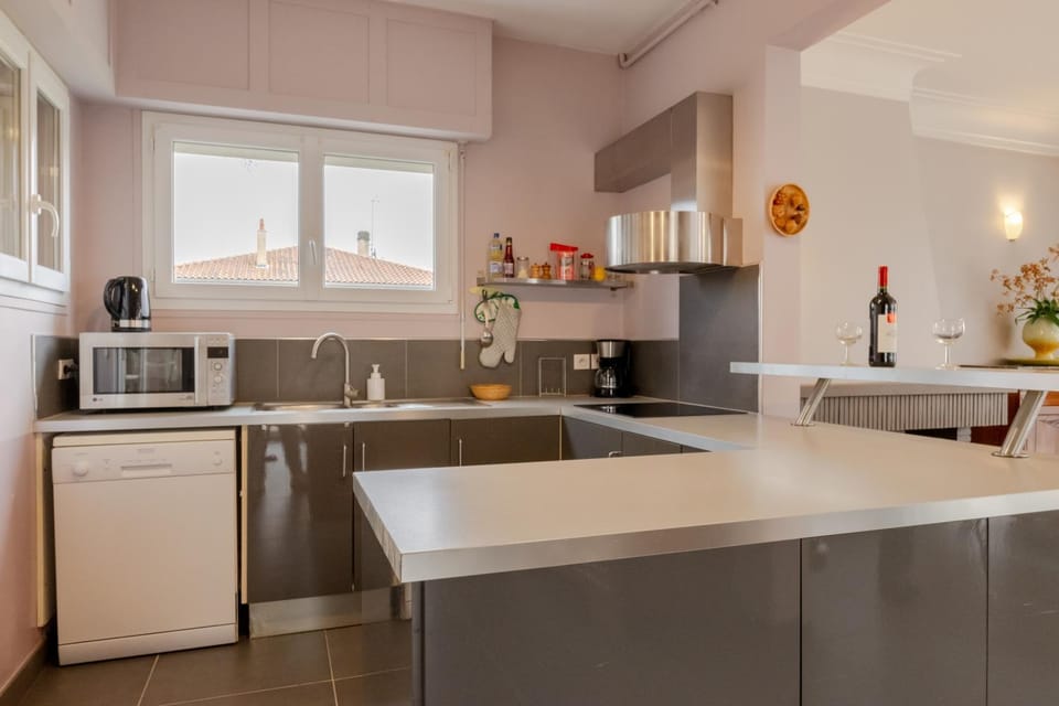 Coffee/tea facilities, Dining area, dishwasher, stove, kitchen