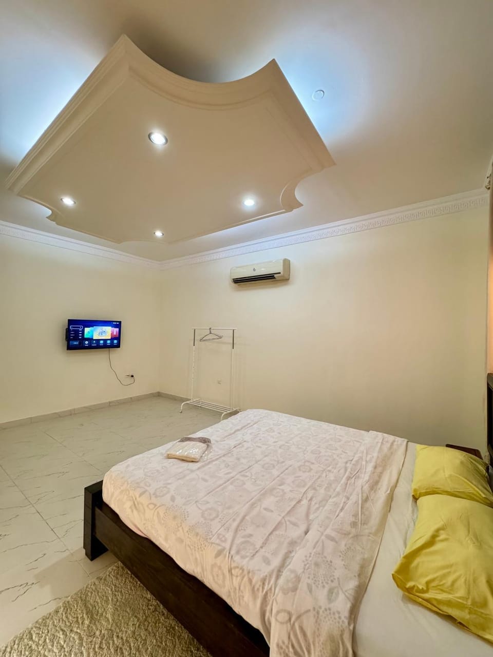 Bed, TV and multimedia, Photo of the whole room, Bedroom, air conditioner