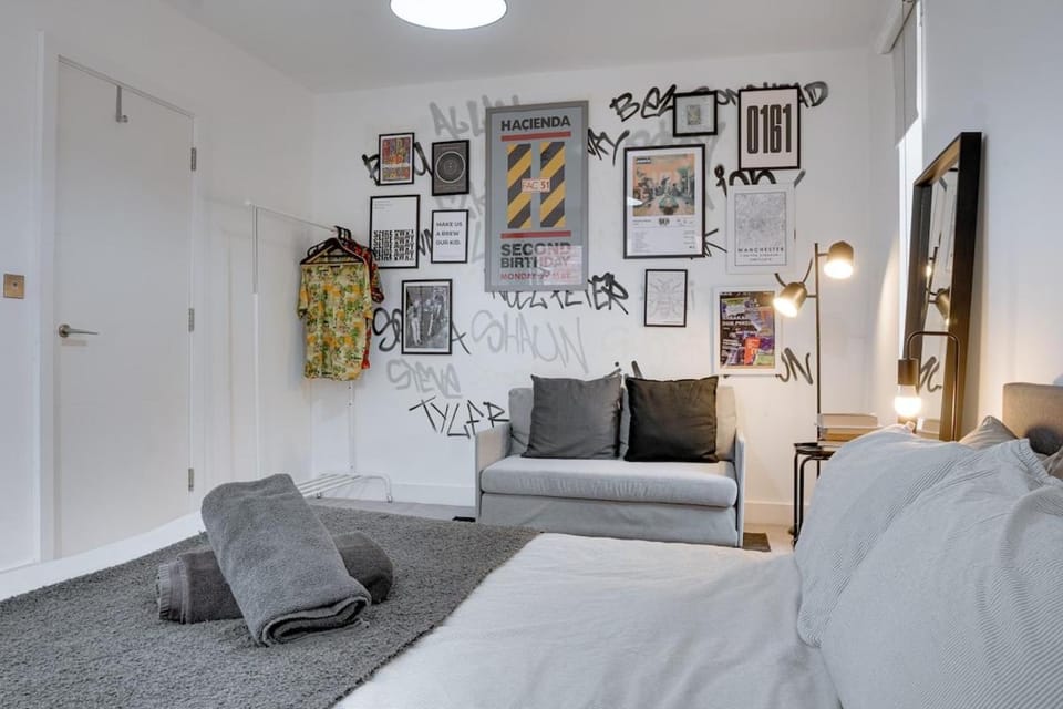 Bed, Living room, Photo of the whole room, Seating area, Bedroom