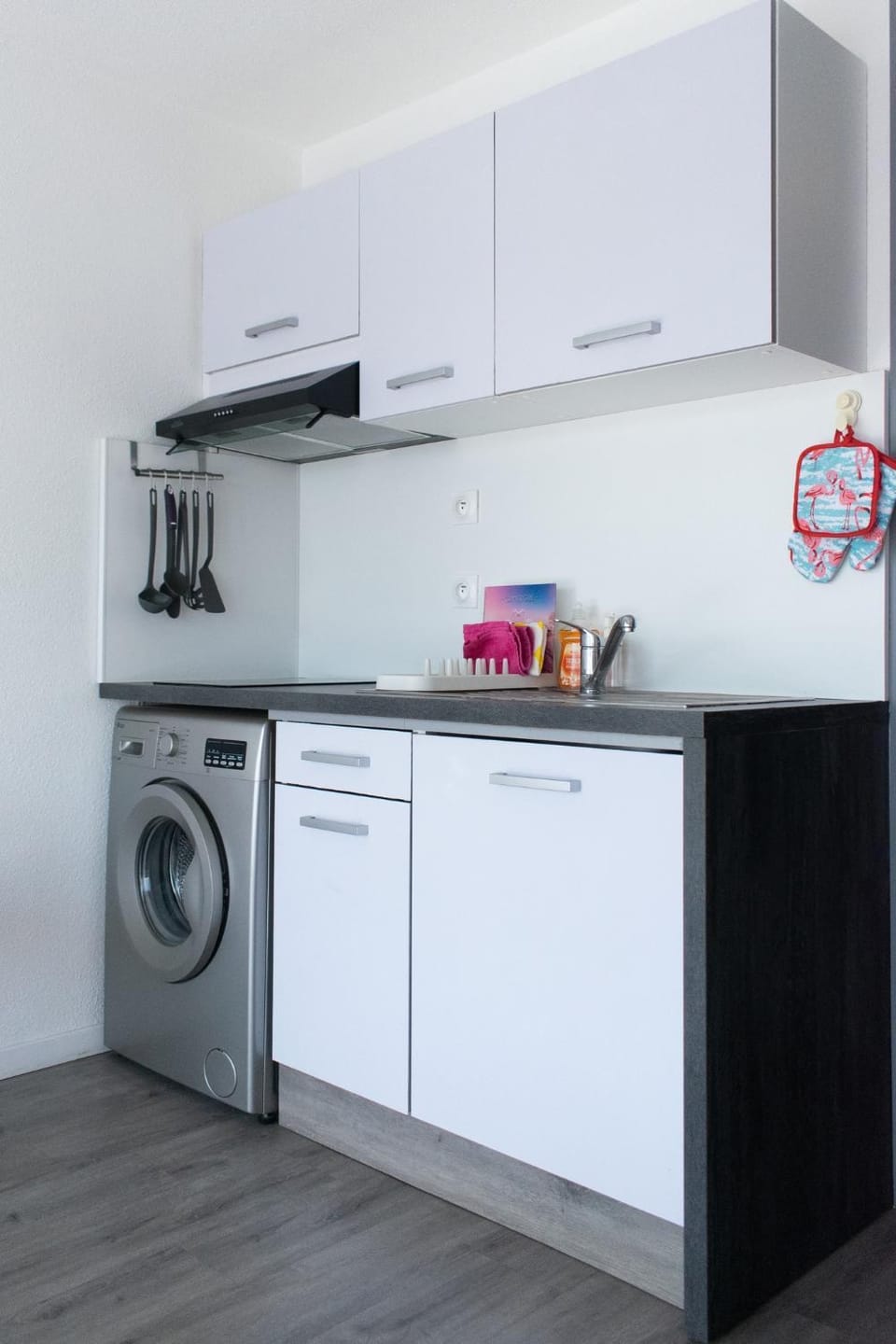 Kitchen or kitchenette, stove, washing machine