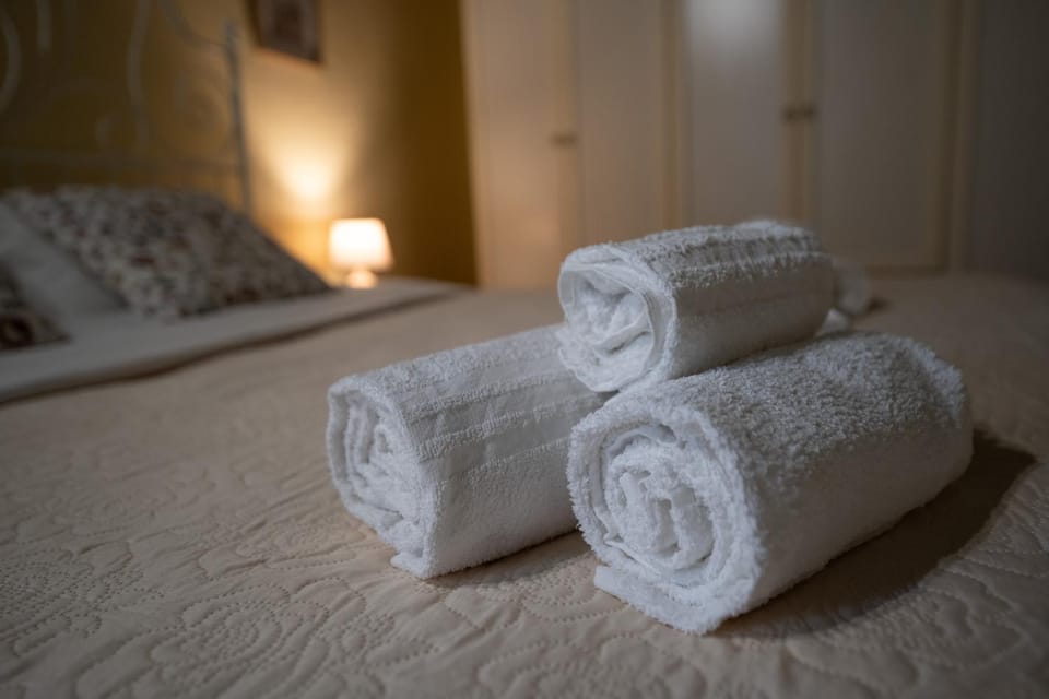 Bed, Bedroom, towels