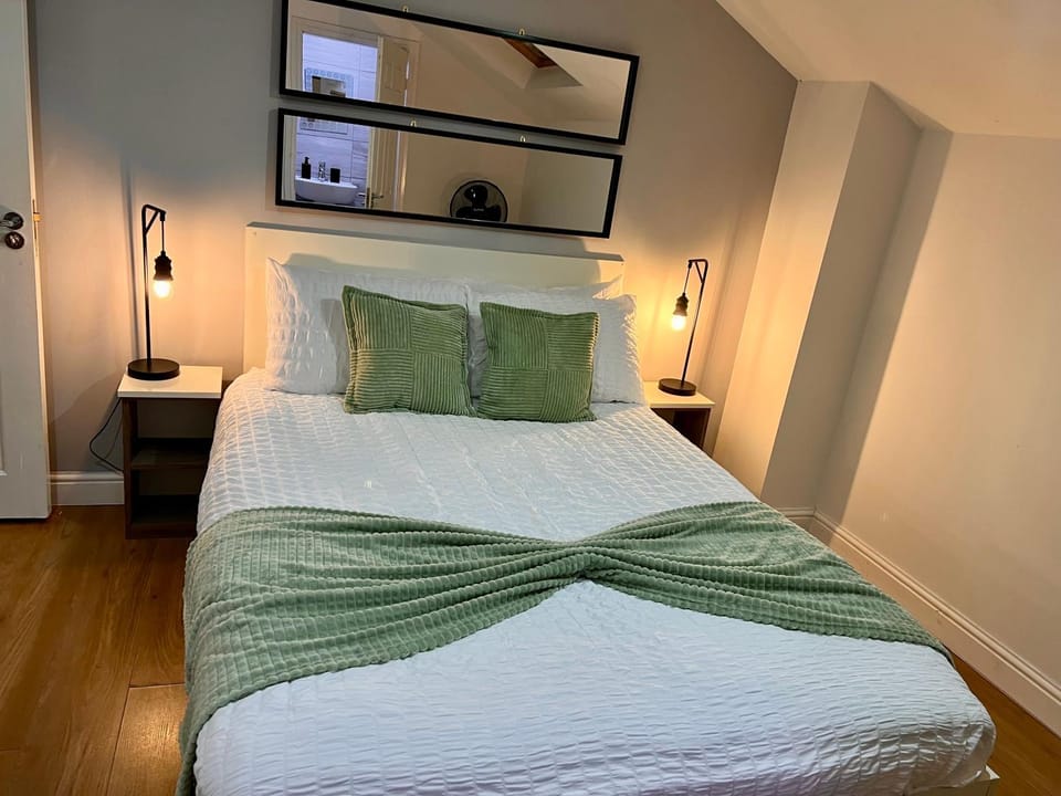 New Modern 3 Bed En-suites City Centre Apartment - Sleeps 8- Paid Parking Options Apartment in Preston
