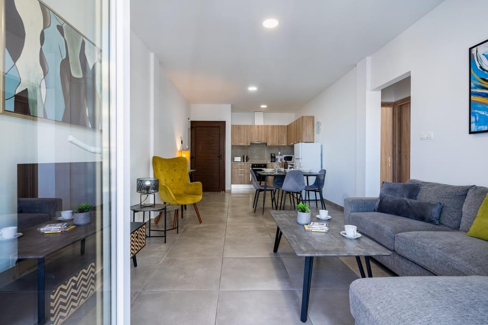 Kitchen or kitchenette, Living room, Seating area, Dining area