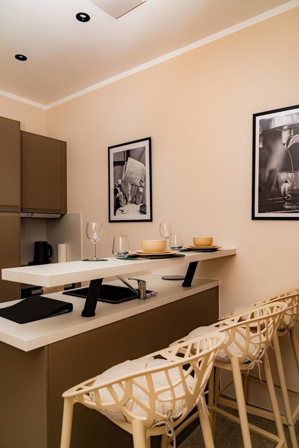 Kitchen or kitchenette, Seating area, Dining area