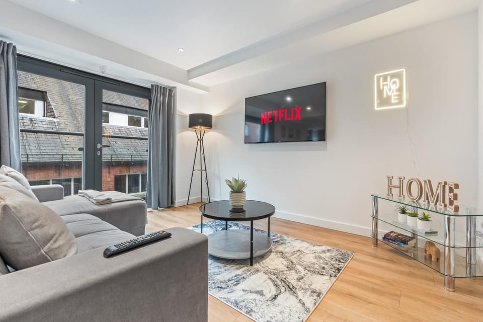 2BR City Centre Flat - Juliette Balcony - Sleeps 6 Apartment in Leeds