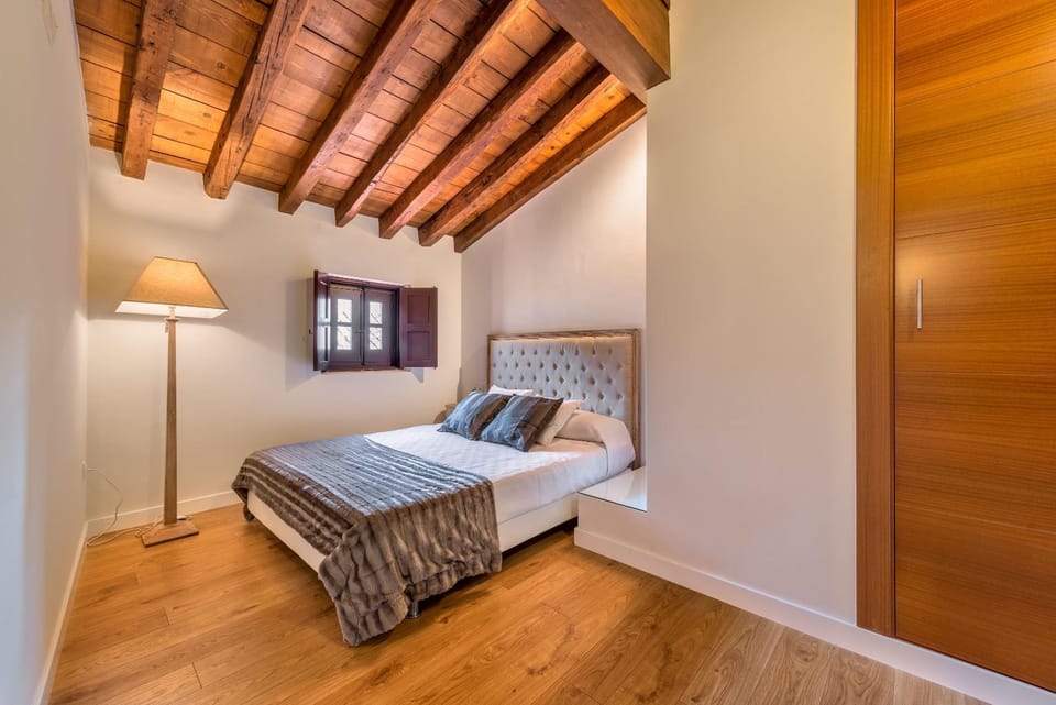 Bed, Day, Photo of the whole room, Bedroom