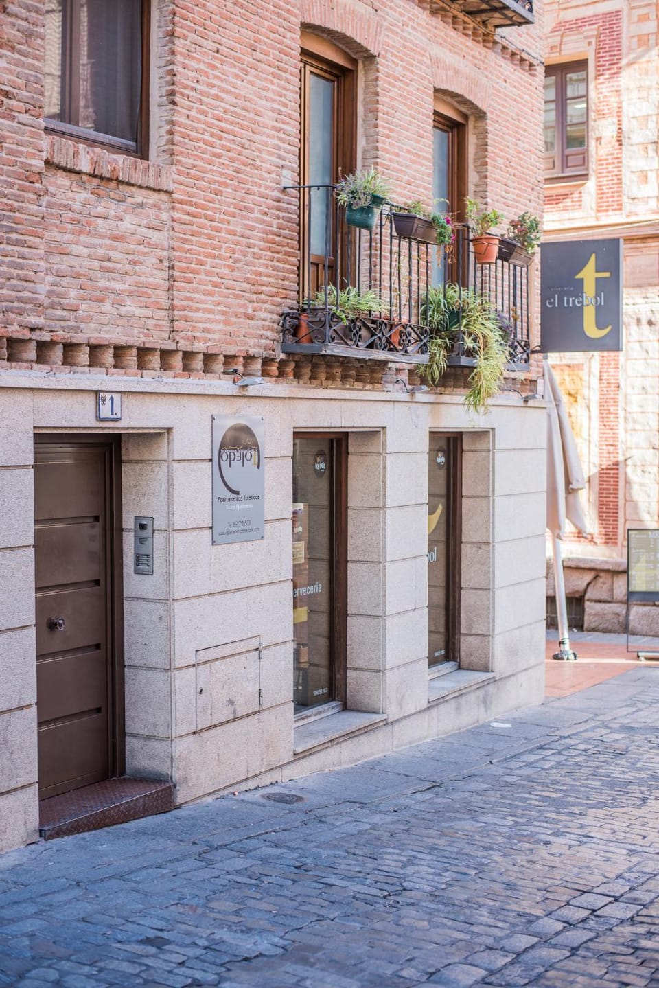 Facade/entrance