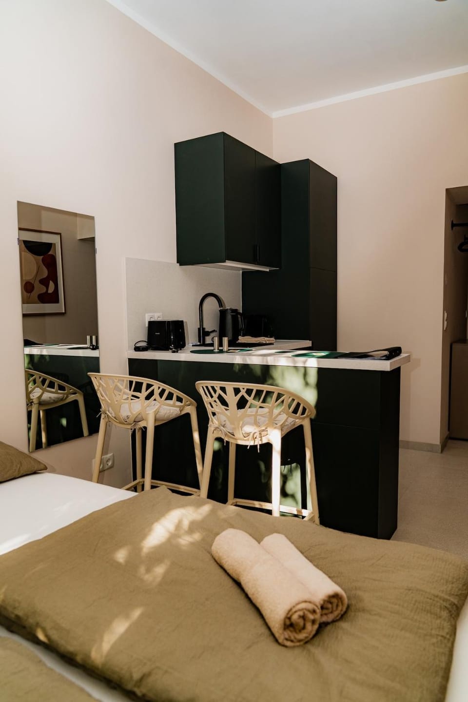 Bed, Kitchen or kitchenette, Dining area