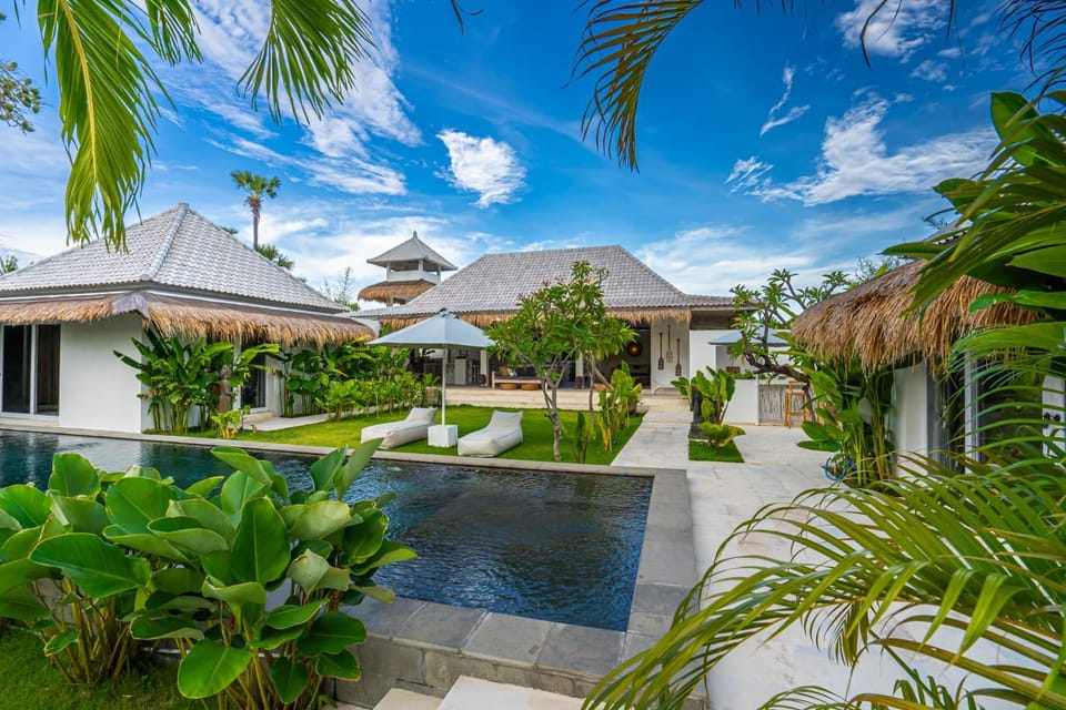Property building, Garden, Swimming pool