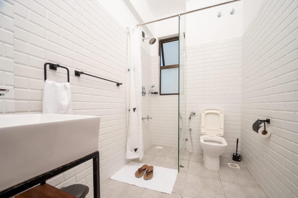 Shower, Toilet