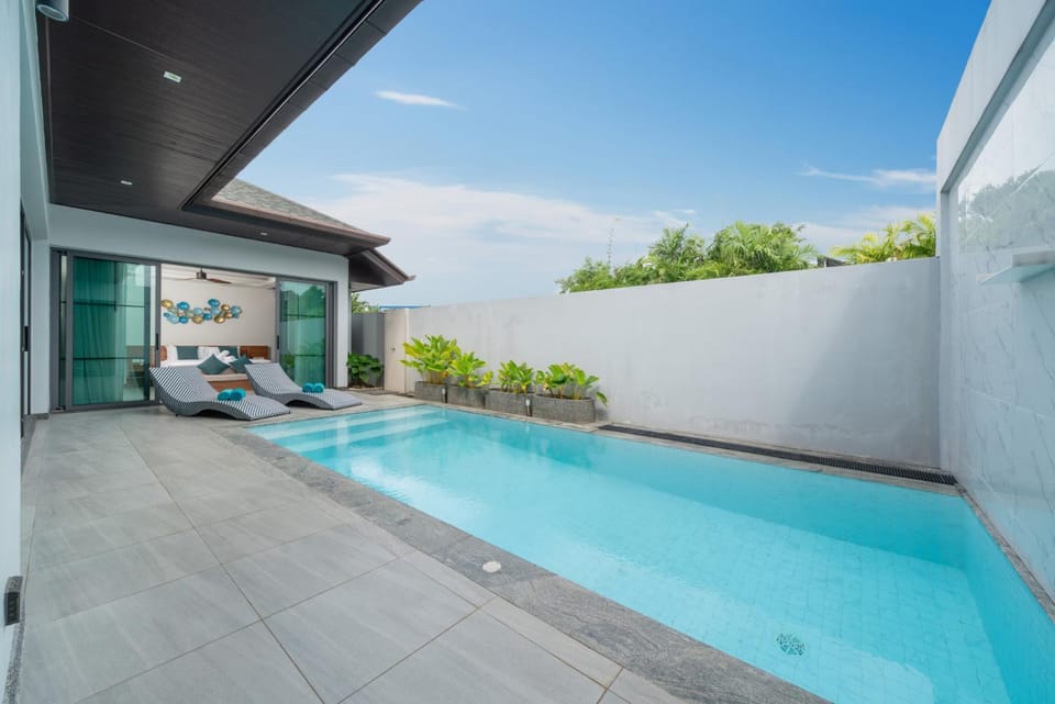 Day, Pool view, Swimming pool, sunbed