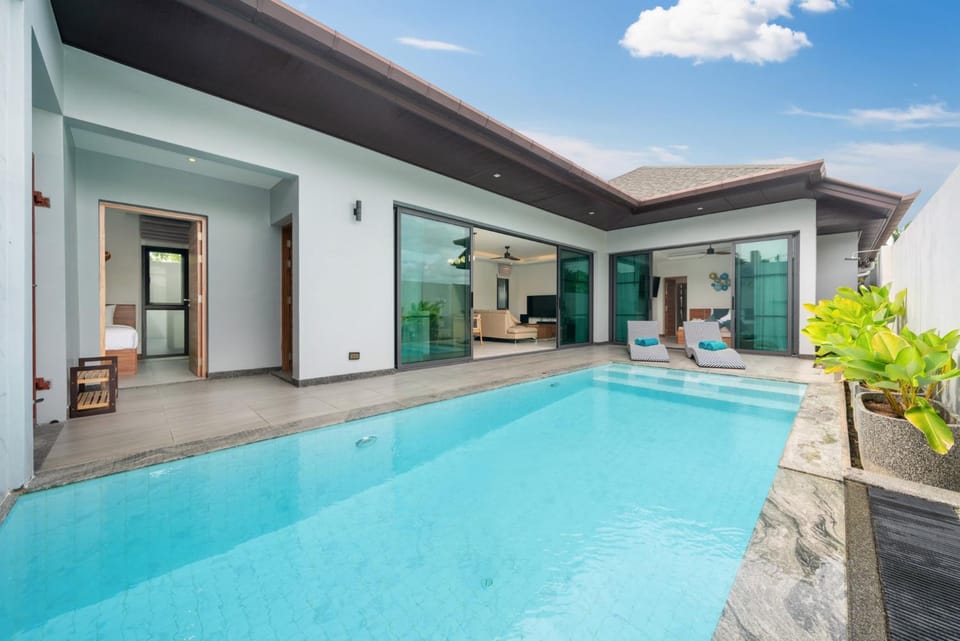 Day, Pool view, Swimming pool, sunbed