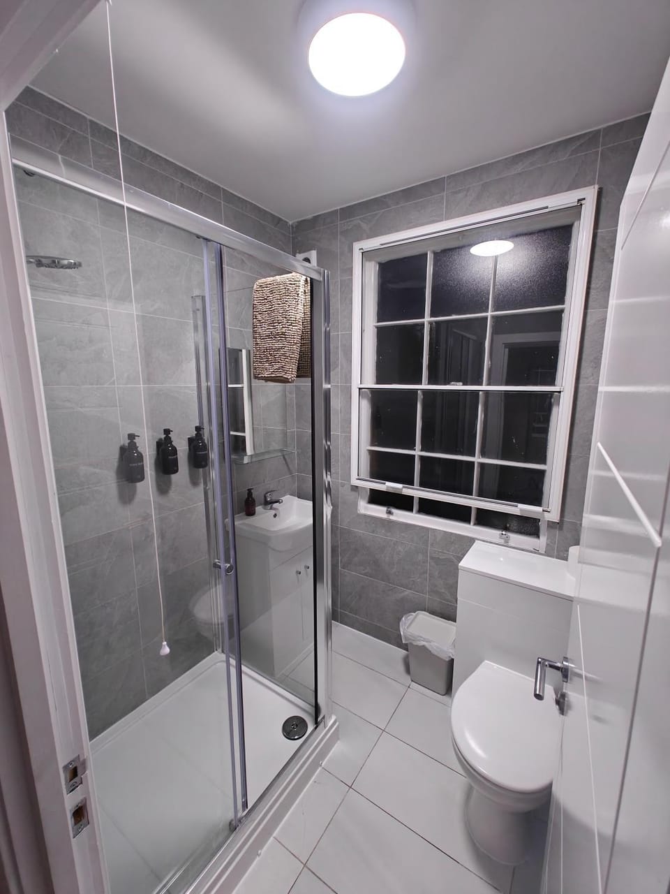 Shower, Toilet, Bathroom, towels