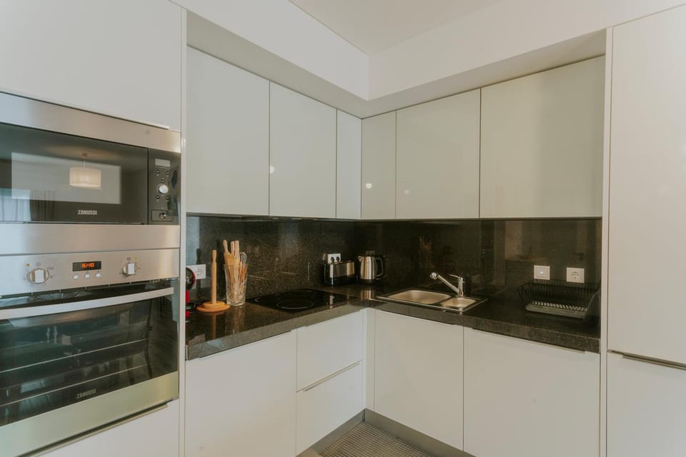 Coffee/tea facilities, dishwasher, stove