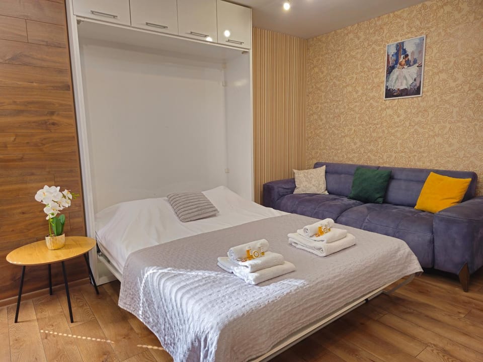 Bed, Living room, Bedroom, towels
