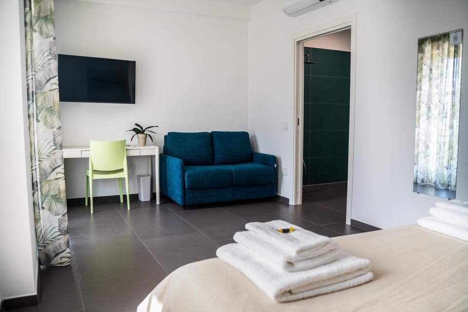 Bed, TV and multimedia, Photo of the whole room, Seating area, Bedroom, towels, air conditioner